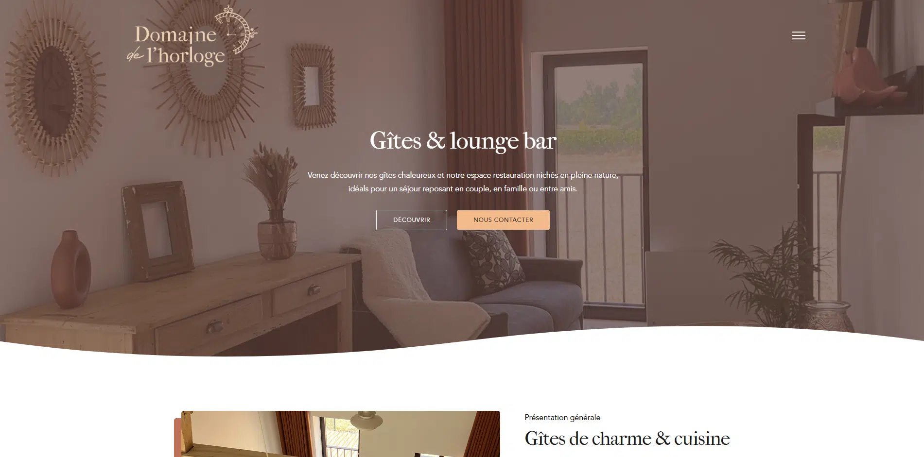 Gîte et lounge bar présentés sur le site du Domaine de l'Horloge